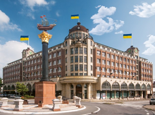 Stoertebeker-Haus-bearbeitet_Ukraine-Flagge